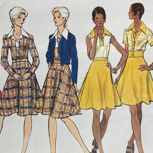 Peut inclure: Enveloppe de patron de couture Vogue's Basic Design vintage. L'illustration présente cinq femmes dans diverses robes et tenues. Les robes comprennent une robe rouge, des robes à carreaux et des jupes jaunes. L'enveloppe a une bordure bleue et le texte "Vogue's Basic Design".