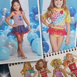 Peut inclure: Patron de couture Simplicity S0407 pour maillots de bain pour filles. Le patron propose différents modèles de maillots de bain, dont un haut rayé avec une ancre, un haut floral et plusieurs styles illustrés. Pour tailles 3-8.