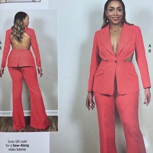 Puede incluir: Un patrón de costura que presenta un traje color coral con una americana y pantalones acampanados. El paquete muestra el texto "knowME by Mimi G" y la talla U5 (16-18-20-22-24). También hay una foto del traje.