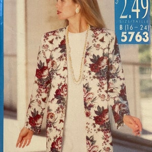 Peut inclure: Un patron de couture pour une veste à imprimé floral. Le patron est de la marque See & Sew Now et est de taille B (16-24). Le numéro du patron est 5763 et le prix est de 2,49 €.