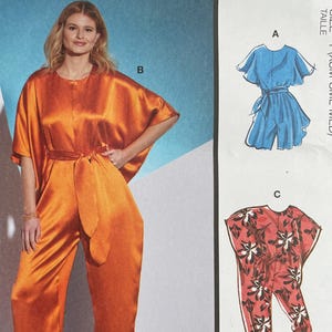 Peut inclure: Patron de couture McCall's avec une femme en combinaison orange. Le patron comprend plusieurs options de vue, avec des illustrations d'un short bleu et d'une combinaison florale rouge. Le texte indique "Designed and printed in USA".