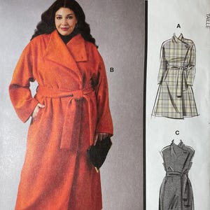 Peut inclure: Patron de couture McCall's avec une femme portant un manteau orange avec une ceinture. Le patron comprend plusieurs options de vue. Le texte sur le patron indique "Designed and printed in USA".