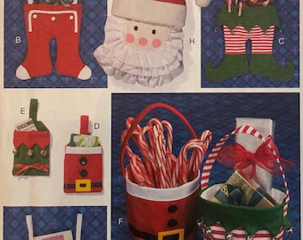 Patrón McCalls M7304 7304 SIN CORTAR Manualidades navideñas para las fiestas: Calcetín de Papá Noel, Bolsas de regalo de elfos, Fundas para cestas, Conjunto Jingle Bells VA