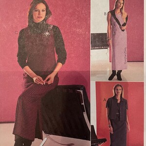 Peut inclure: Patron de couture pour une robe avec trois styles différents. Le patron est pour les tailles 8-10-12-14 et s'appelle McCall's SewNews 3316.