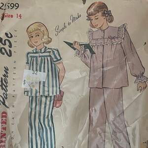 Peut inclure: Un patron de couture vintage pour pyjamas, avec deux illustrations de femmes portant des pyjamas. Le patron est intitulé "licity PRINTED Pattern 25c" et "Simple to Make".