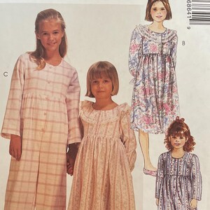 Peut inclure: Patron de couture McCall's pour vêtements de filles. Le patron présente des illustrations de quatre tenues différentes : une chemise de nuit à manches longues, une robe à fleurs, une robe à rayures et une barboteuse. Le patron comprend le logo Lanz of Salzburg.