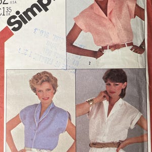 Peut inclure: Patron de couture Simplicity vintage, taille 12 Miss, avec des images de chemisiers pour femmes. Le patron porte le numéro 5451 et le texte "OVERNIGHT SUCCESS". La couverture est rouge et blanche.