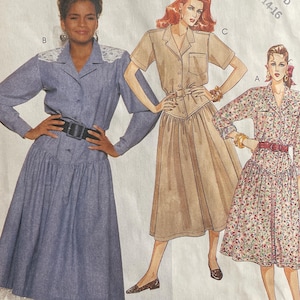 Peut inclure: Un patron de couture vintage McCall's avec des illustrations de trois modèles de robes. Le patron comprend une robe en jean bleu avec une bordure en dentelle, une robe beige avec une ceinture et une robe à imprimé floral. Le numéro du patron est 3384.