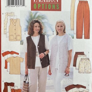 Peut inclure: Une enveloppe de patron de couture Butterick avec le texte "UNLIMITED FASHION OPTIONS". Le patron comprend des illustrations de gilets, pantalons, shorts et t-shirts. La taille est XS-S-M. Les mots "FAST & EASY" sont imprimés en bas.