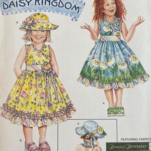 Peut inclure: Patron de couture Simplicity 4201, avec un design Daisy Kingdom. Le patron comprend des illustrations de robes et de chapeaux pour filles. Le texte "DAISY KINGDOM" est affiché au-dessus des illustrations. Le patron est pour les tailles AA 3, 4, 5 et 6.