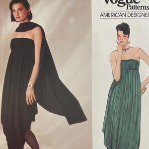 Peut inclure: Patron de couture Vogue Patterns, design Adele Simpson. Le patron présente des illustrations d'une robe bustier et d'une combinaison. La couverture montre un modèle portant une combinaison noire avec une cape et une robe bustier verte.