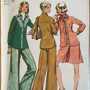 Peut inclure: Patron de couture Simplicity 5931. Le patron présente trois tenues différentes : une chemise et un pantalon verts, un costume beige et une chemise et un short corail. Le patron est de taille 14, avec un tour de poitrine de 91 cm et un tour de taille de 71 cm.