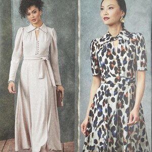 Peut inclure: Patron de couture Vogue Patterns présentant deux modèles de robes. L'une est une robe rose pâle à manches longues avec une taille nouée. L'autre est une robe à manches courtes avec un imprimé animalier noir, blanc et bleu. Taille du patron A (S-M-L-XL-XXL).