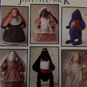 Peut inclure: Un patron de couture Simplicity pour réaliser six animaux en peluche. Le patron comprend un lapin portant une robe rose, un lapin portant une robe blanche, un lapin portant une robe bleue, un lapin portant une robe rouge, un lapin portant un smoking noir et un lapin portant une robe blanche avec un voile. Le patron est intitulé "Jiffy Six Pack" et est pour une seule taille.