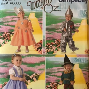 Peut inclure: Patron de couture Simplicity numéro 4024 pour les costumes du Magicien d'Oz. Le patron comprend quatre costumes : Dorothy, l'Étain, l'Épouvantail et Glinda la Bonne Sorcière. Le patron est pour les tailles 1/2, 1, 2, 3 et 4.