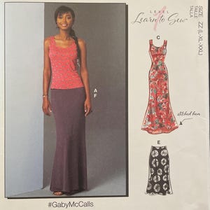 Peut inclure: Patron de couture McCall's M7386, avec une femme en haut rouge et jupe violette. Comprend des illustrations d'une robe fleurie et d'une jupe à motifs circulaires. Le patron est intitulé "Learn to Sew".