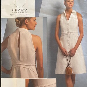 Peut inclure: Patron de couture pour une robe blanche sans manches avec un devant boutonné et un col. Le patron est de CHADO ralph rucci, un créateur américain de Vogue. Le numéro du patron est V1048 et la taille est EE (14-16-18-20).