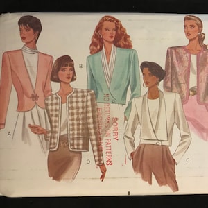 Peut inclure: Un patron de couture pour quatre vestes différentes. Le patron est de Butterick Classics et est pour les tailles 6-8-10. Les vestes sont toutes de styles et de couleurs différents. Le patron est intitulé "Très facile/Tres Facile".