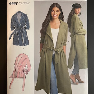 Peut inclure: Patron de couture Simplicity 8554 pour un trench-coat. Le patron présente des illustrations du manteau en bleu et rose, avec une femme le portant en vert olive. Le patron comprend le texte "easy-to-sew" et "90th Anniversary".