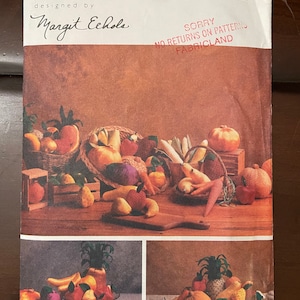 Peut inclure: Une enveloppe de patron de couture Butterick représentant une nature morte de fruits et légumes en tissu. La conception comprend des citrouilles, des poires, des pommes et des carottes disposées dans des paniers et sur une surface en bois. Le texte "BUTTERICK" et "5086" sont visibles.