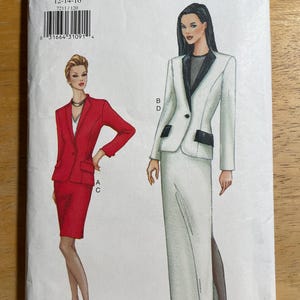 Peut inclure: Enveloppe de patron de couture Vogue Patterns avec des illustrations de tailleurs pour femmes. L'enveloppe affiche le numéro de modèle 7211 et la taille 12-14-16. Les tailleurs sont un tailleur jupe rouge et un tailleur jupe blanc avec des bordures noires.