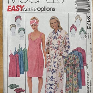 Peut inclure: Pochette de patron de couture McCall's avec des illustrations de peignoirs, de wraps de spa et d'accessoires. La pochette comprend le texte "EASY ENDLESS options" et le numéro de patron 2475.