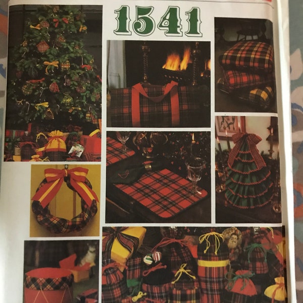 Vogue 1541 Pattern UNCUT 1970s Vintage Santa Pack III Sewing Christmas Accessories Tree Centerpiece Carrier Drum Hassock Wreath Bags VA Ca