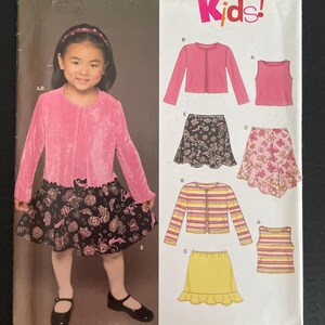 Peut inclure: Patron de couture New Look 6450 pour vêtements d'enfants, taille A 3-8. L'enveloppe présente des illustrations d'un gilet rose, d'un haut sans manches et de jupes avec des motifs de papillons ou de fleurs dans des tons rose, noir et jaune.