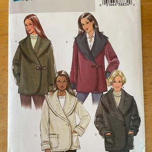 Peut inclure: Un patron de couture pour un manteau pour femme. Le patron comprend quatre styles de manteaux différents : un manteau vert à col châle, un manteau bordeaux à col châle, un manteau blanc à col châle et un manteau noir à col châle. Le patron est pour les tailles XS, S et M.