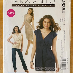 Peut inclure: Un patron de couture pour un haut féminin avec un décolleté en V et une taille froncée. Le patron est de McCall's Generation Next et est étiqueté comme facile à coudre. Le patron comprend des instructions pour les tailles XS, S et M.