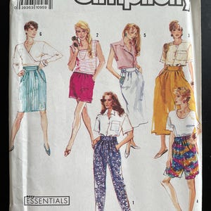 Peut inclure: Un patron de couture Simplicity vintage, taille A (PT-XL), avec des illustrations de modèles de vêtements pour femmes. Les modèles comprennent des jupes, des shorts, des pantalons et des hauts. Le numéro du patron est 7114.