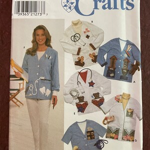 Peut inclure: Un patron de couture pour une blouse de médecin avec différents motifs appliqués. Le patron est pour les tailles BB, L et XL. Le patron est de Simplicity Crafts et s'appelle Sunrise Designs par Jana Beus.
