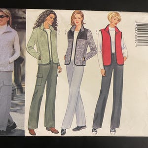 Peut inclure: Une enveloppe de patron de couture Butterick, avec des illustrations de vêtements pour femmes. Les modèles comprennent des vestes, des gilets et des pantalons. L'enveloppe est blanche avec le numéro 6266 et le logo Butterick.