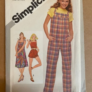 Peut inclure: Patron de couture Simplicity numéro 9984 pour les tailles 5/6 et 7/8. Le patron comprend trois styles différents : une robe à imprimé floral, une tenue de shorts rayés rouge et blanc et une combinaison en plaid. Le patron coûte 2,00 €.