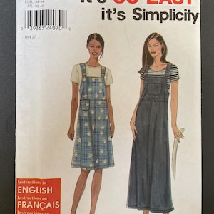 Peut inclure: Un patron de couture intitulé "It's SO EASY it's Simplicity" avec des illustrations de deux femmes portant des salopettes en jean. Le patron comprend les tailles 34-44 et des instructions en anglais, français et espagnol.