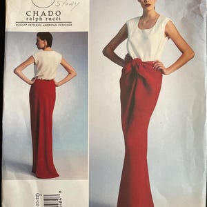 Peut inclure: Un patron Vogue présentant un ensemble deux pièces. Le modèle comprend un haut blanc sans manches et une jupe longue rouge. Le patron est étiqueté "CHADO ralph rucci" et "V1310".