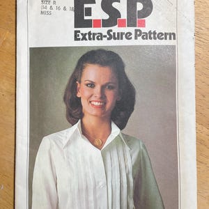 Simplicité 8186 motif vintage des années 1970 Extra Sure chemise chemisier à manches longues plis verticaux col pointu poignets taille 14 16 18