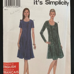 Peut inclure: Un patron de couture pour deux robes, l'une en bleu et l'autre en vert. Le patron est disponible en tailles XS, S, M, L et XL. Le patron s'appelle "It's SO EASY it's Simplicity".