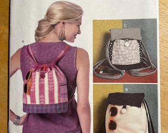 Butterick B6335 Collection de sacs à dos non coupés à motif 6335 avec bretelles Poches en tissu contrastant et fermeture à bouton Sport élégant