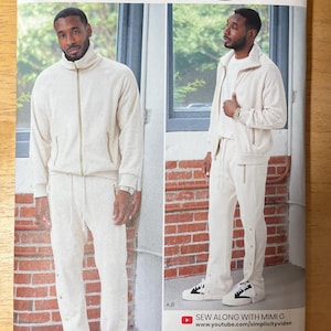 Peut inclure: Patron de couture Simplicity S9458 présentant un survêtement crème avec une veste zippée et un pantalon à boutons-pression. Le patron comprend les tailles XS-XL. La marque est "mig" et le patron est pour un style de vie DIY.