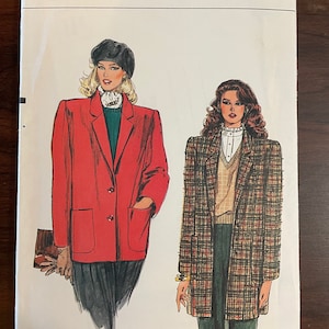 Peut inclure: Un patron de couture pour une veste, avec deux mannequins portant différentes versions de la veste. Le numéro du patron est 8426 et la taille est 12-14-16. Le texte "Very Easy Very Vogue" est imprimé en haut du patron.