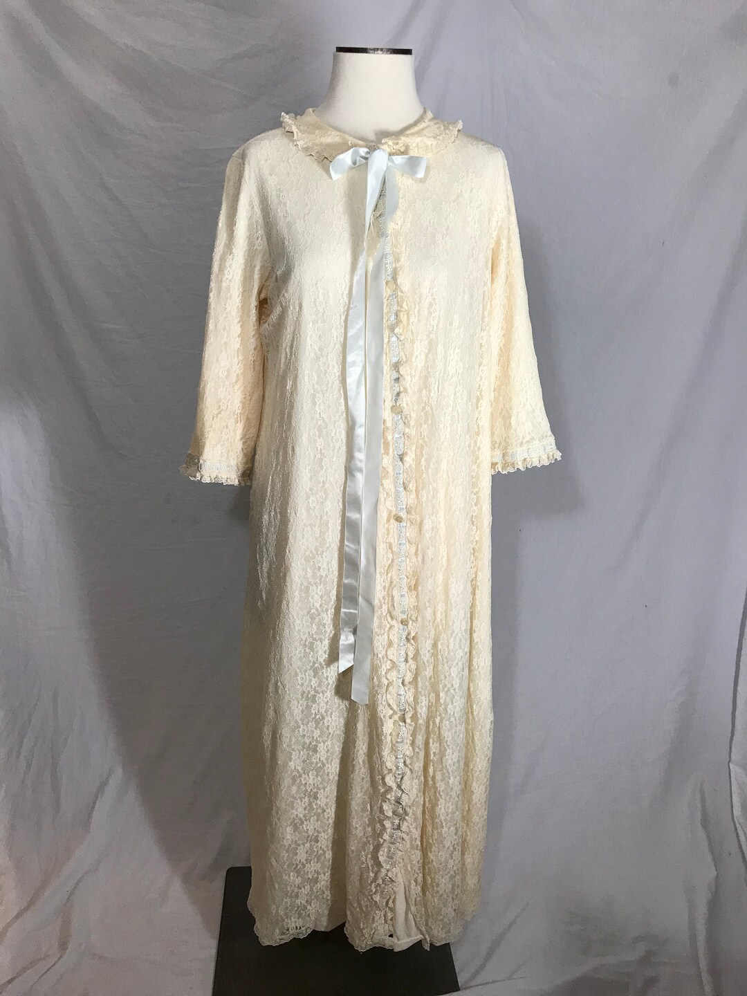 Vintage Miss Elaine Pale Ivory White Lace Over Nylon Button Front Robe ...