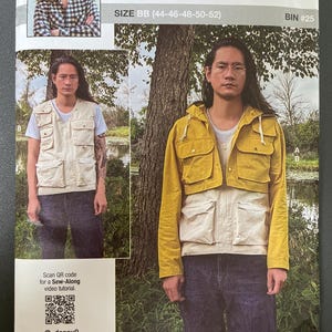 Peut inclure: Un patron de couture "knowME" de Mimi G, avec un mod&egrave;le portant une veste jaune et cr&egrave;me et un gilet. Le patron comprend les tailles BB (44-46-48-50-52). L'image contient un code QR pour un tutoriel vid&eacute;o.