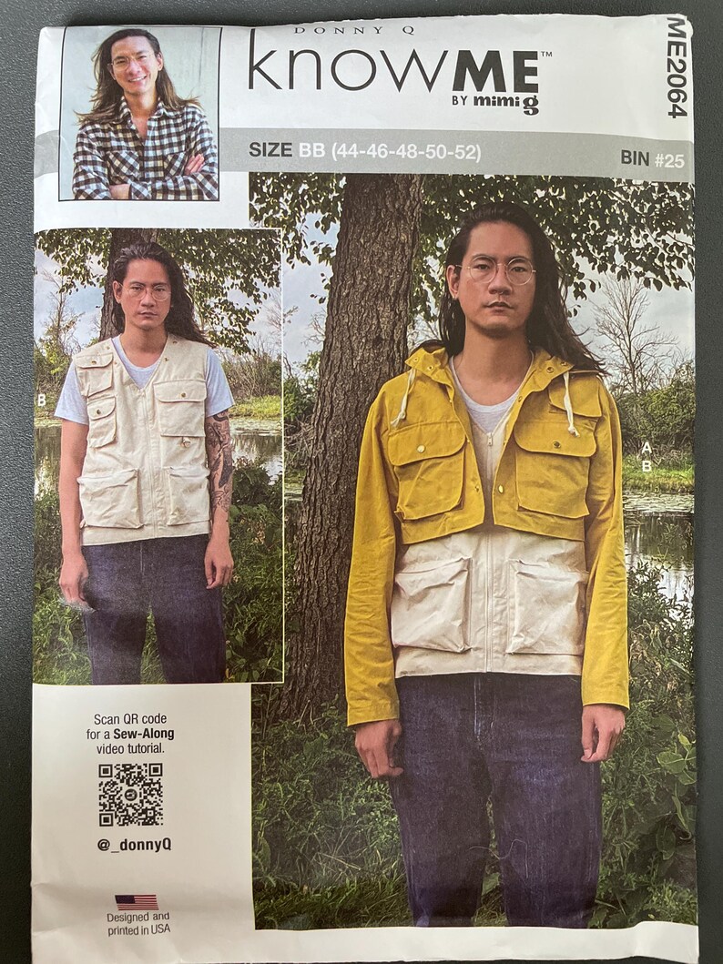 Peut inclure: Un patron de couture "knowME" de Mimi G, avec un mod&egrave;le portant une veste jaune et cr&egrave;me et un gilet. Le patron comprend les tailles BB (44-46-48-50-52). L'image contient un code QR pour un tutoriel vid&eacute;o.