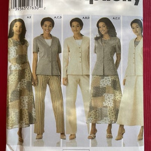 Peut inclure: Patron de couture Simplicity 3104 présentant des tailleurs et des robes pour femmes. Le patron comprend des options pour une jupe, un pantalon et des vestes. La couverture montre diverses combinaisons de tenues aux couleurs neutres. Taille du patron : 20W-28W.