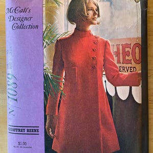 Peut inclure: Un patron de couture vintage McCall's Designer Collection pour une robe rouge avec un col et des boutons. Le numéro du patron est N/1089 et le créateur est Geoffrey Beene. Le patron est pour une taille 10, tour de poitrine 32 1/2.
