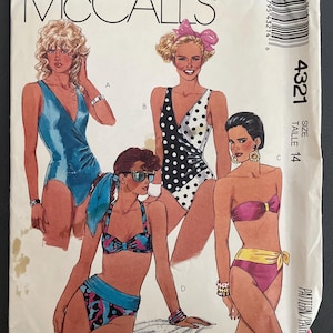 Peut inclure: Une pochette de patron de couture McCall's 4321 pour maillots de bain taille 14. Le recto présente des illustrations de quatre styles de maillots de bain : une pièce bleu uni, une pièce à pois noir et blanc, un bikini à motifs et un bikini bicolore.