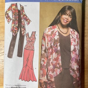 Patrón Simplicity 3894 SIN CORTAR Colección Khaliah Ali Chaqueta acampanada estilo cascada Top de punto sin mangas Pantalones Falda sirena Bajo con volantes Tallas 10-18