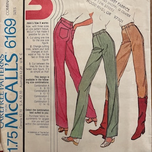 Peut inclure: Patron de couture vintage McCall's 6169 pour pantalons pour femmes. Le patron présente des illustrations de pantalons roses, verts et marron. Le patron comprend des combinaisons de tailles et des instructions. Le prix est de 1,75 $.