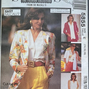 Peut inclure: Patron de couture vintage pour un cardigan et un chemisier de Sew News. Le patron présente une femme portant une veste à imprimé floral, un chemisier blanc et un pantalon jaune. Le patron comprend le texte "Cut-to-Fit".